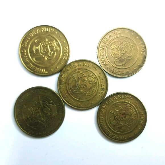 Chuck E Cheese Arcade Tokens Lot of 5 - 1995, 1997, 2000, 2001, 2002 Circulated - Picture 2 of 2